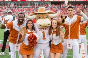 texas-longhorns-mascot-hook-'em-poses-cheerleaders-440nw-14161045co